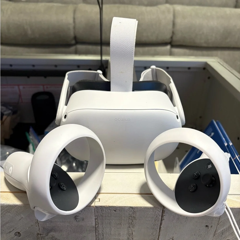 Oculus White VR Headset and Controllers